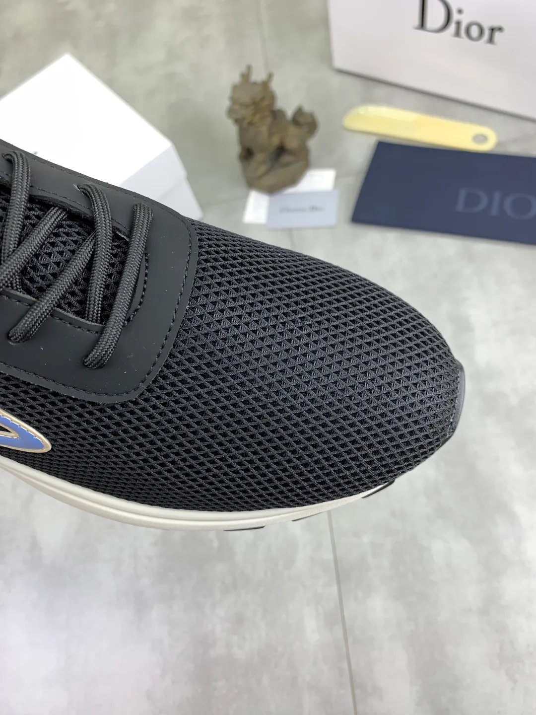 Men's Men's Shoes 💰P420 New Dior Chrono Fly Knit Shoes 2025 New B30 Series, in white and black fly knit series. Both sides are decorated with computer-printed CD logo, star patch on the tongue and Dior logo on the heel. Many details highlight the style. The interior is matched with the original color matching mesh, and the interior of the body is supported by low-temperature shaping sheets, and is filled with light feather cotton to keep the interior full and soft against the feet. The exclusive open-molded outsole adopts a one-piece molding process, so there is no need to worry about problems such as the opening and falling of sole decorative accessories. It is light and comfortable to wear, yet strong and wear-resistant. The two-color shoelaces are accessorized with exquisite metal five-pointed star pendants, creating a high-end, trendy and casual look at all times. Color: white black gray blue code number: 38-44